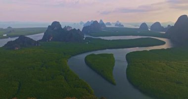 Hava aracı görüntüsü günbatımında kalp şeklindeki adanın üzerinde güzel bulutlu