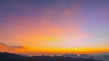 Dağ sırasının üstündeki renkli gündoğumunun hava hiper yanılma görüntüsü