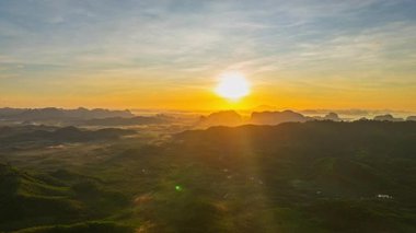 Dağ vadisinde yükselen güzel gündoğumunun havadan hiperaktif görüntüsü