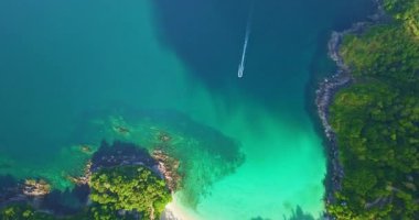 Uzun kuyruklu tekneler turistleri Özgürlük Sahili 'ne götürüyor.