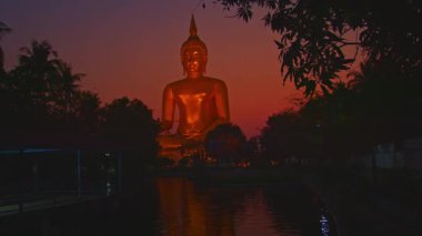 Gece havuzdaki Büyük Buda heykelinin yansıması.