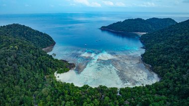 Ao Mai Ngam, Surin Adaları 'nın çarpıcı kuş bakışı manzarası, yemyeşil orman, mercan resifleri ve balık sürüleriyle çevrili at nalı şeklindeki beyaz kumsal, dalgıçlar için popüler bir hedef..