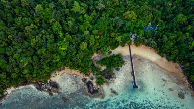 Surin Adaları 'ndaki Ao Mai Ngam' ın muhteşem kuş bakışı görüntüsü. Sahilin karşısında konaklamanın olduğu bir iskele var. Mercan resifleri ve balık sürüleri var. Dalgıçlar için bir varış noktasıdır..