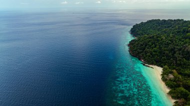 Bereketli yeşil ormanları, mercan resifleri ve çeşitli mercan ve çeşitli balıklarla dolu derin mavi sularıyla Surin Adaları kıyı şeridini sersemleten hava manzarası, onu dalgıçlar için popüler bir varış noktası haline getiriyor.