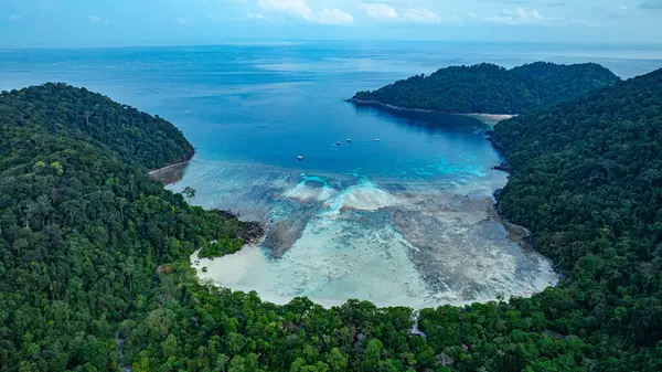 Ao Mai Ngam, Surin Adaları 'nın çarpıcı kuş bakışı manzarası, yemyeşil orman, mercan resifleri ve balık sürüleriyle çevrili at nalı şeklindeki beyaz kumsal, dalgıçlar için popüler bir hedef..