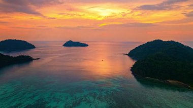 Surin Adaları üzerindeki çarpıcı günbatımının hava hiper yanılma görüntüsü