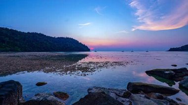 Rocky Shore 'un Üzerinde Zamansal Hızlanma Huzurlu Tropikal Gün Batımı