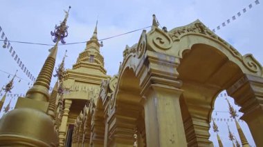 Çok sayıda entrika ile çevrili muhteşem bir altın pagoda. Bu kutsal Budist sitesi çarpıcı bir mimari öneme sahip ve onu dikkate değer bir kültürel dönüm noktası haline getiriyor..