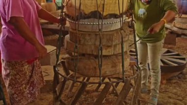 Tad davulu, ortasında bir delik olan büyük bir ahşap parçasından yapılmış çift taraflı bir davul. İki taraf da sığır derisinden yapılmış ve iğnelerle korunuyor. Zanaatkar her adımını elle yapar..