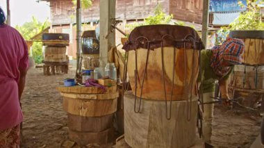 Tad davulu, ortasında bir delik olan büyük bir ahşap parçasından yapılmış çift taraflı bir davul. İki taraf da sığır derisinden yapılmış ve iğnelerle korunuyor. Zanaatkar her adımını elle yapar..