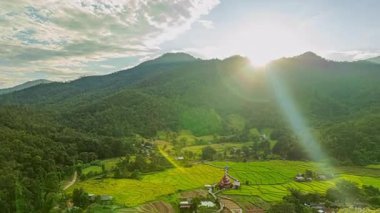 Tepe kabilesi köyünde hava manzarası inanılmaz. Ruhban sınıfıyla cemaati birbirine bağlamak için pirinç tarlalarından geçen köprü Mae Hong Son 'un en uzun ve en güzel bambu köprülerinden biridir.