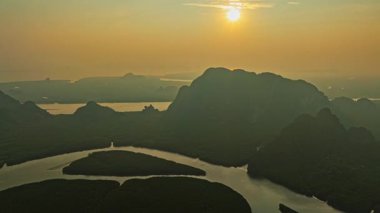 Gündoğumunda kalp adası olan Mangrove nehri havadan aşırı hızlandı