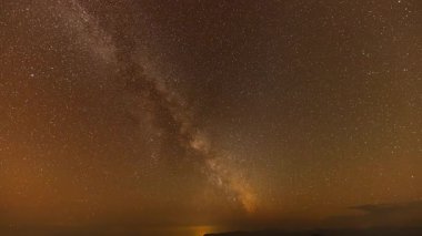 Zaman aşımı Dağın üzerindeki Samanyolu güzel bir şekilde kümelenmiş.