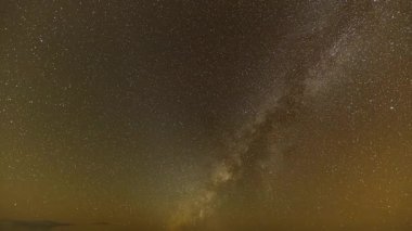 Zaman akıp gidiyor Samanyolu yüksek dağın zirvesinde parıldıyor.