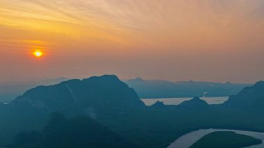 Mangrove Kanalı 'ndaki kalp adasının yukarısında altın gündoğumunun hava hiper yanılgısı
