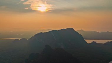 Hava hiper hızı, Mangrove Nehri 'nde gün doğumunda güzel bir kalp adası oluşturdu.