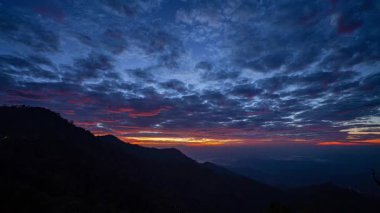 Zaman su gibi akıp gidiyor Dağların üstünde tatlı bir gün doğumu