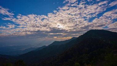 Zaman akıp gidiyor Dağların üzerinde çarpıcı renkli bulutlar