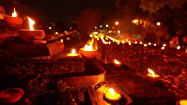 Kuzeydeki festivaller sırasında, mumlara tapma ritüeli, Kuzey Tayland 'daki köylülerin inanışına göre bu mum ibadet töreni gerçekleştiğinde, bunun önlenmesine ve iyi şansa yardımcı olacağına inanıyorlar.