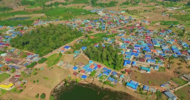 Kırsal kesimdeki güzel gölün havadan hiperaktif görüntüsü