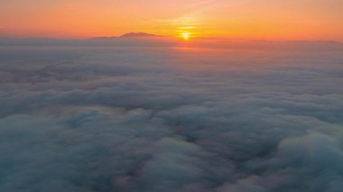Sis denizinin üzerinde gün doğumunun hava hiper yanılma görüntüsü