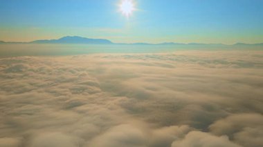 Hava hiper yanılma manzaralı sis denizi güzel gündoğumunda dağı kaplıyor.