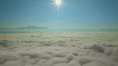 Sis denizinin hava hiper yanılma görüntüsü güzel gündoğumunda dağı kaplıyor.