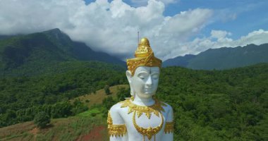 Doi Luang dağının önünde inşa edilen güzel büyük heykelin havadan görünüşü, Chiang Mai