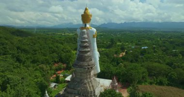 Beyaz heykelin havadan görünüşü Doi Luang Dağı 'nın önünde duruyor, Chiang Mai vilayeti.