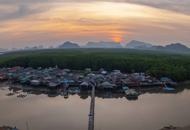 Güneşin batışı, küçük, ıssız bir adada yaşayan bir balıkçı köyünü şaşırtıyor. Arkasında mangrov ormanları var. Önünde denize açılan bir kanal var. Deniz ürünlerinin simgesi ucuz ve tazedir.