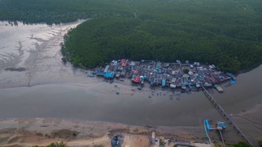 Güneşin batışı, küçük, ıssız bir adada yaşayan bir balıkçı köyünü şaşırtıyor. Arkasında mangrov ormanları var. Önünde denize açılan bir kanal var. Deniz ürünlerinin simgesi ucuz ve tazedir.