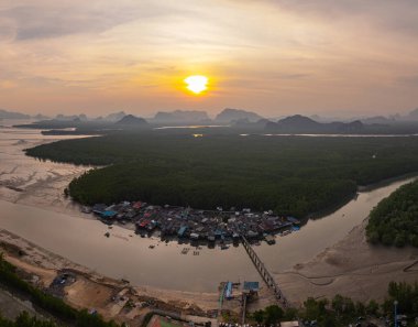 Güneşin batışı, küçük, ıssız bir adada yaşayan bir balıkçı köyünü şaşırtıyor. Arkasında mangrov ormanları var. Önünde denize açılan bir kanal var. Deniz ürünlerinin simgesi ucuz ve tazedir.