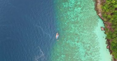 Tur teknelerinin hava manzarası turistleri dalmaya ve mercan resiflerini görmeye götürüyor.