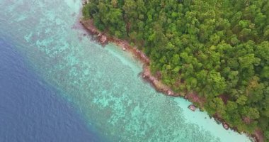 Adanın kıyı şeridi mercan resifleri ve beyaz kumlu plajlarla dolu.