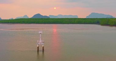 Deniz fenerinin üzerinde günbatımının havadan görüntüsü