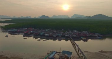 Küçük bir köprünün havadan görüntüsü köye bağlanıyor.