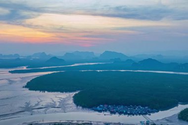 Bang Phat balıkçı köyü adasının üzerindeki güzel günbatımının havadan görüntüsü