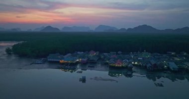 Bang Phat balıkçı köyündeki hava manzaralı gün batımı yansıması.