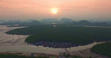 Mangrove Adası 'ndaki köyün üzerinde gün batımının hava manzarası
