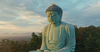 Lampang Tayland 'daki güzel Japonya Buddha (Daibutsu) heykelinin havadan görünüşü