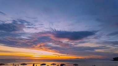 Okyanus üzerinde renkli gökyüzünün zaman atlaması