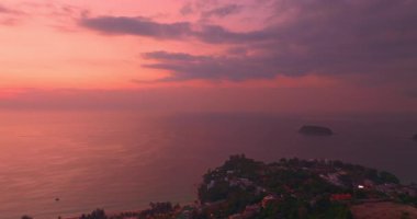 Güzel gün batımında Kata Noi plajının hava manzarası.