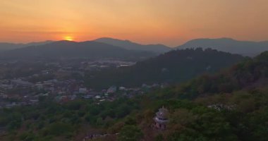 Khao Rang 'ın sarı gün batımındaki hava manzarası