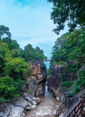 Nehir vadisinin güzel manzarası, kayalıkları öpmek ve uçurumları birbirine bağlayan dar köprüler gibi yüksek kaya oluşumlarıyla dolu yemyeşil ormanlarla çevrilidir. Rive 'de muhteşem bir öpüşme.