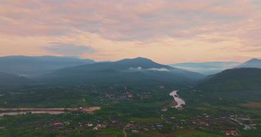 Chieang Mai 'deki Hod köyünün üstündeki hava manzaralı gündoğumu.