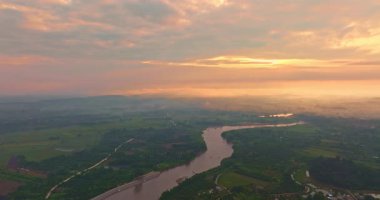 Mae Chaem nehrinin yukarısında Hod Chiang Mai 'deki altın gün doğumunun havadan görüntüsü. 