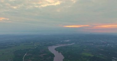 Hod Chiang Mai 'deki Mae Chaem nehrinin üzerinde gün doğumunun hava görüntüsü. 