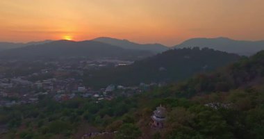 Khao Rang 'ın sarı gün batımındaki hava manzarası