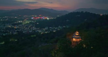 Alacakaranlıktaki Aydınlanmış Tepe Pavyonu 'nun Hava Görünümü