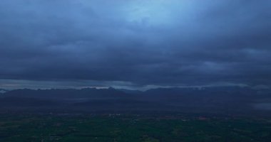 Dağ köyünün üstündeki mavi bulutların hava manzarası.